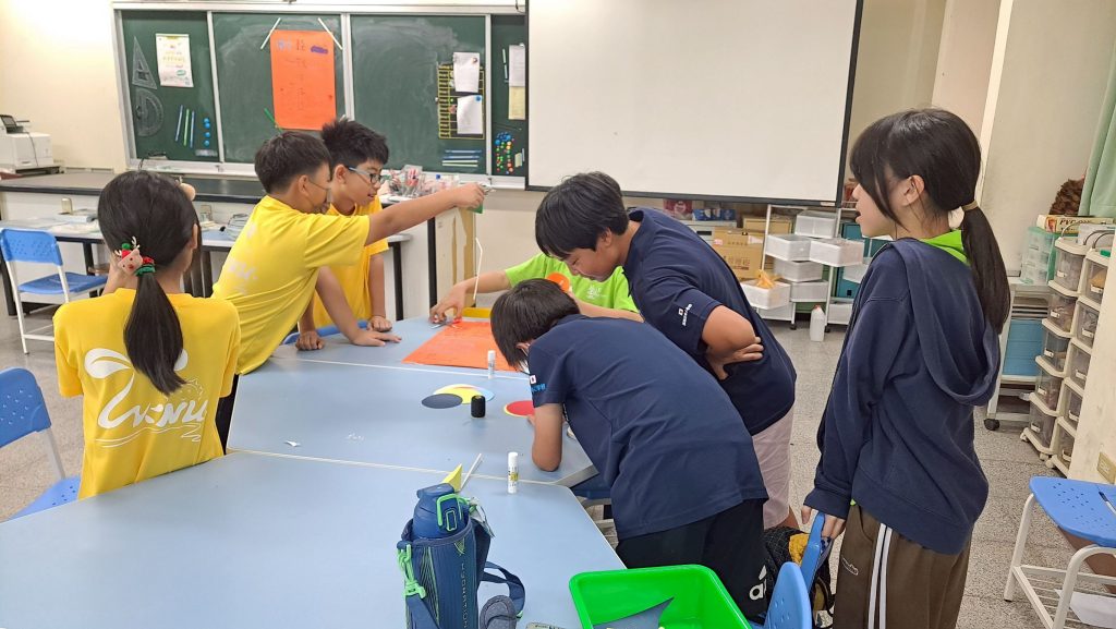 高年級進行闖關活動─科學手作小遊戲