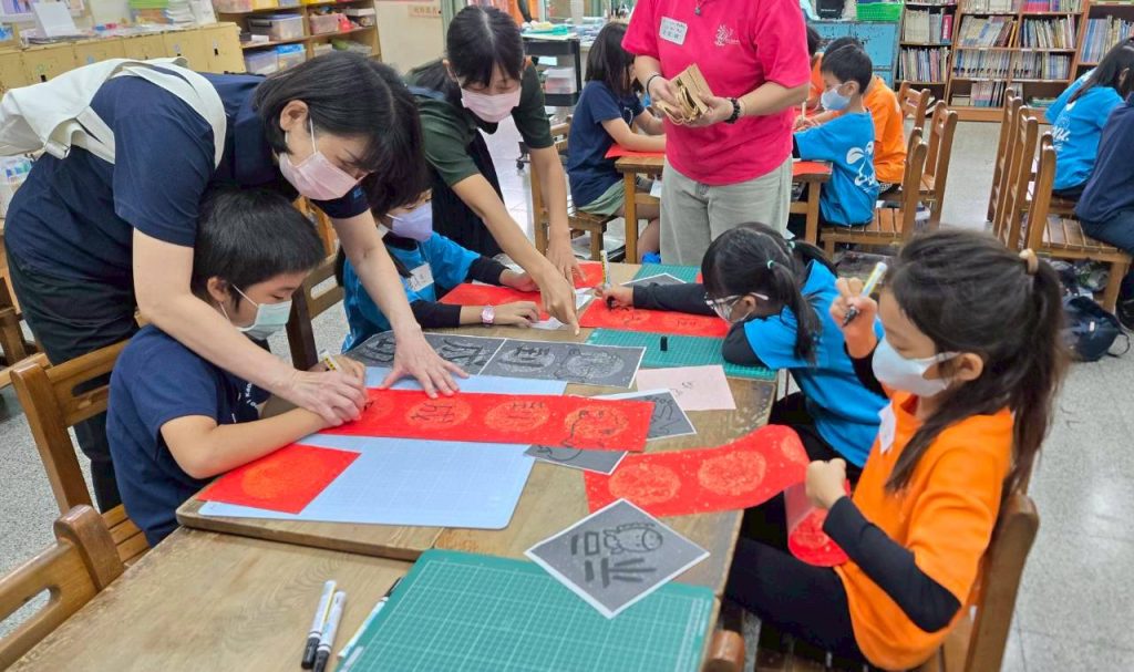 低年級進行闖關活動─寫春聯