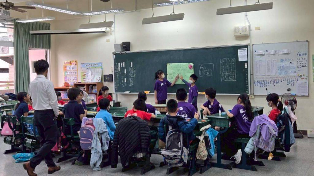 中年級進行闖關活動，本校學生擔任關主。