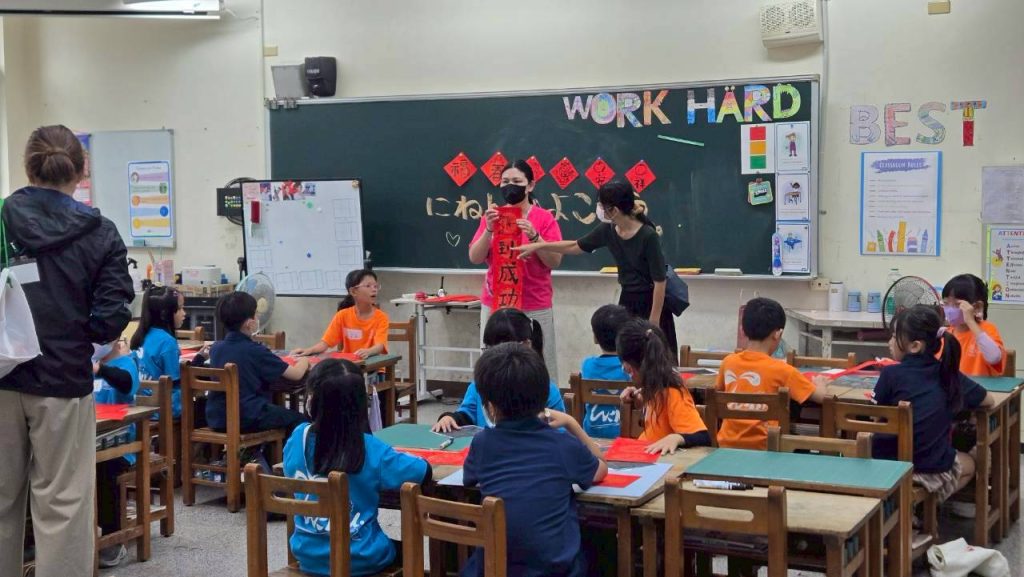 低年級進行闖關活動