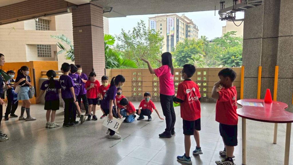 中年級進行闖關活動─手眼協調活動